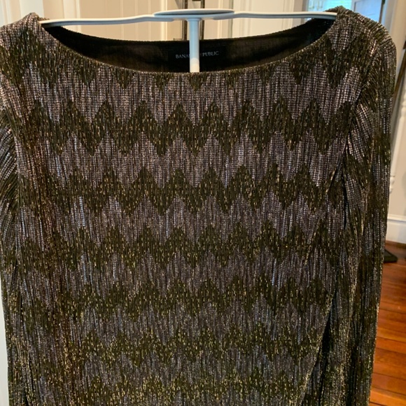 Banana Republic metallic blouse in size small Tall. Hard to find - Picture 5 of 6